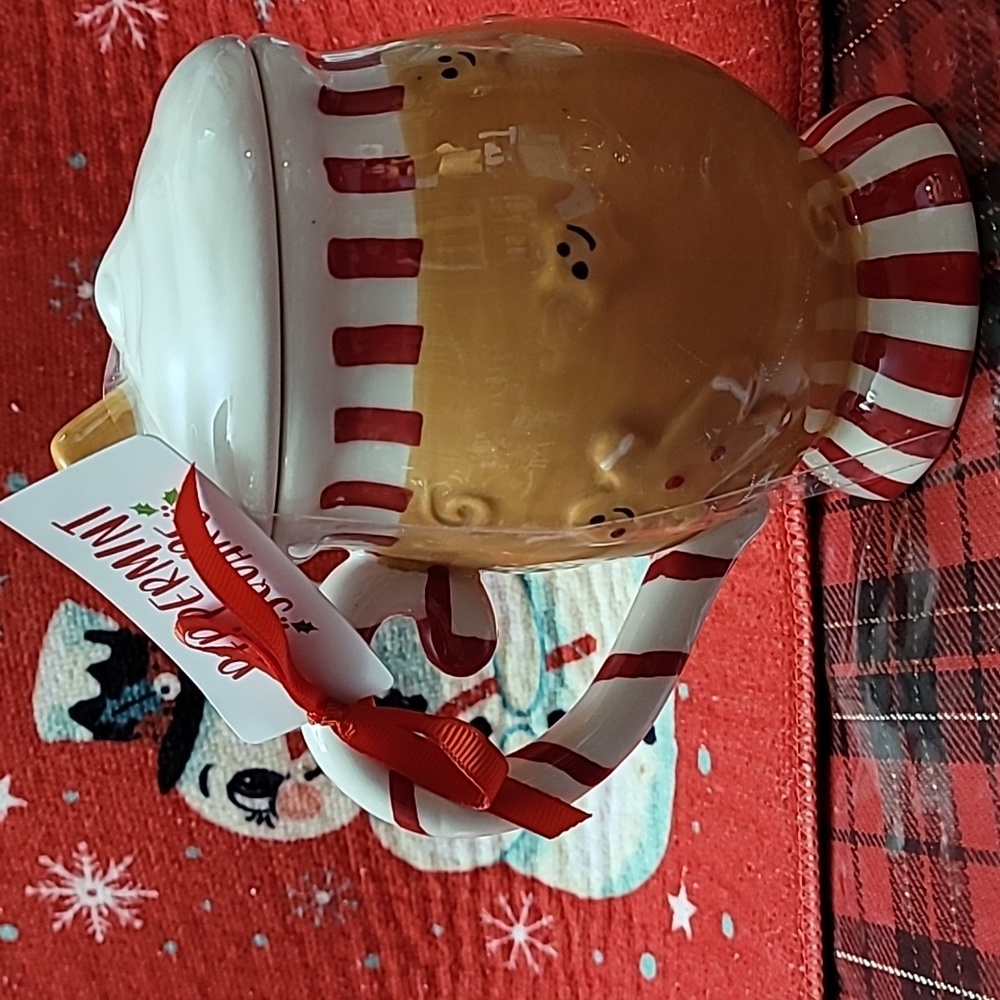 Peppermint Square Arlington Designs  Gingerbread mug with lid